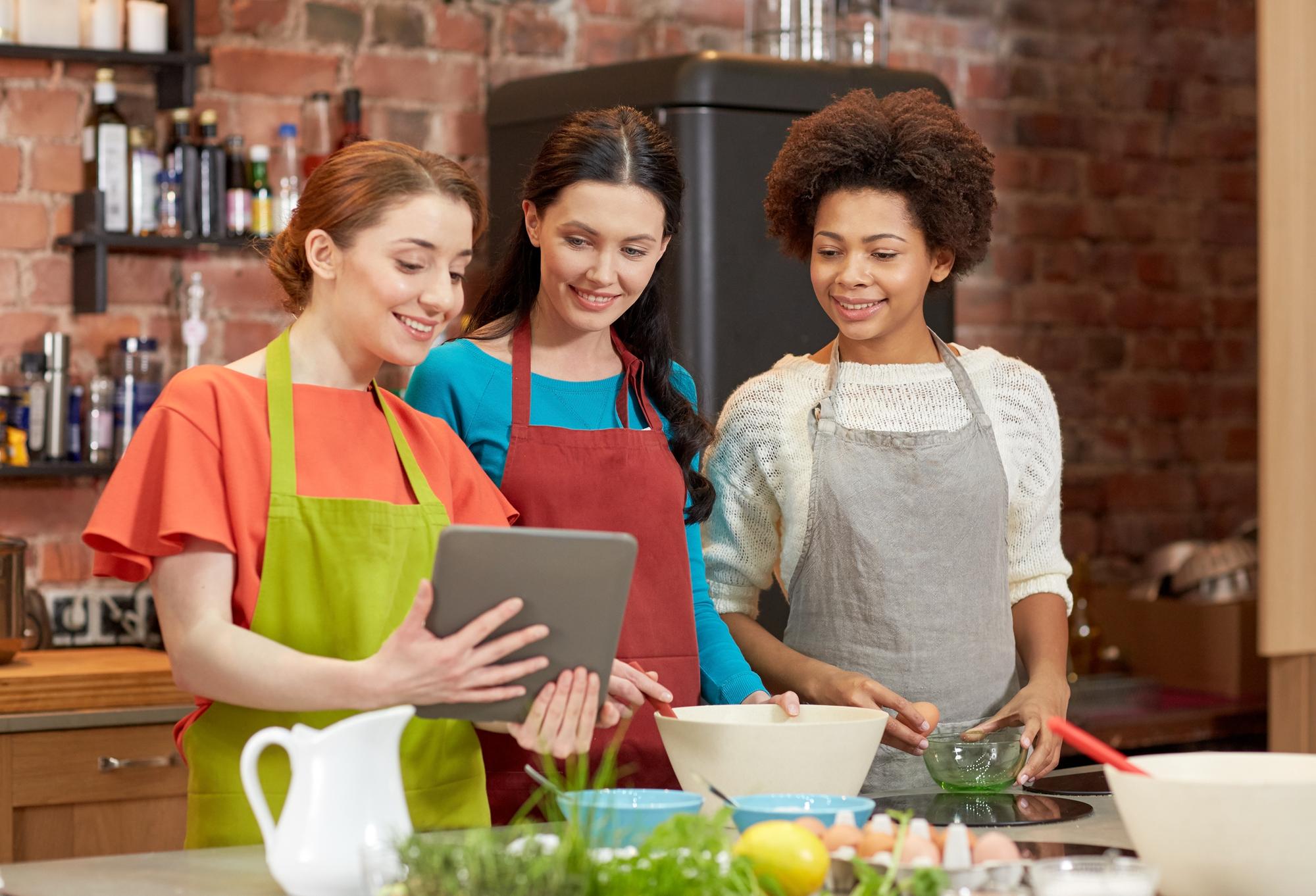 Gruppo che segue una lezione di cucina su laptop