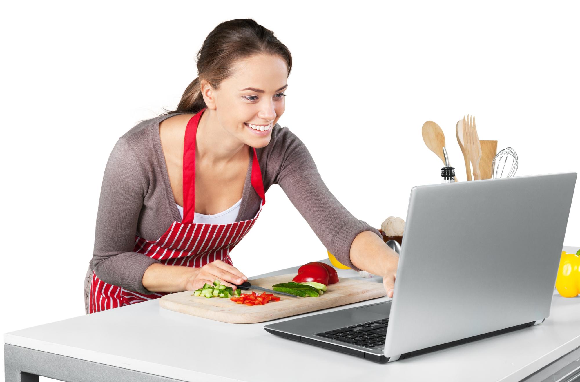 Studente che segue un corso di cucina online dal laptop